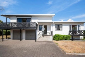 Lake Vista at Two Mile Bay- Taupo Central Home